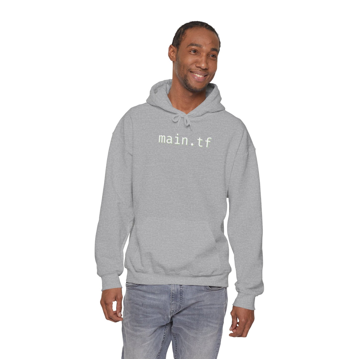 Grinning model turned in light grey main.tf pullover, front with relaxed jeans fit